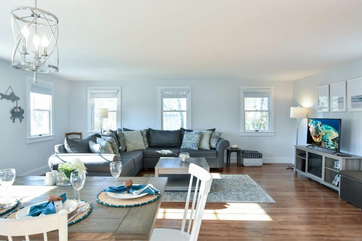 Wrap-Around Porch Mins To Beach Chatham Bagian luar foto
